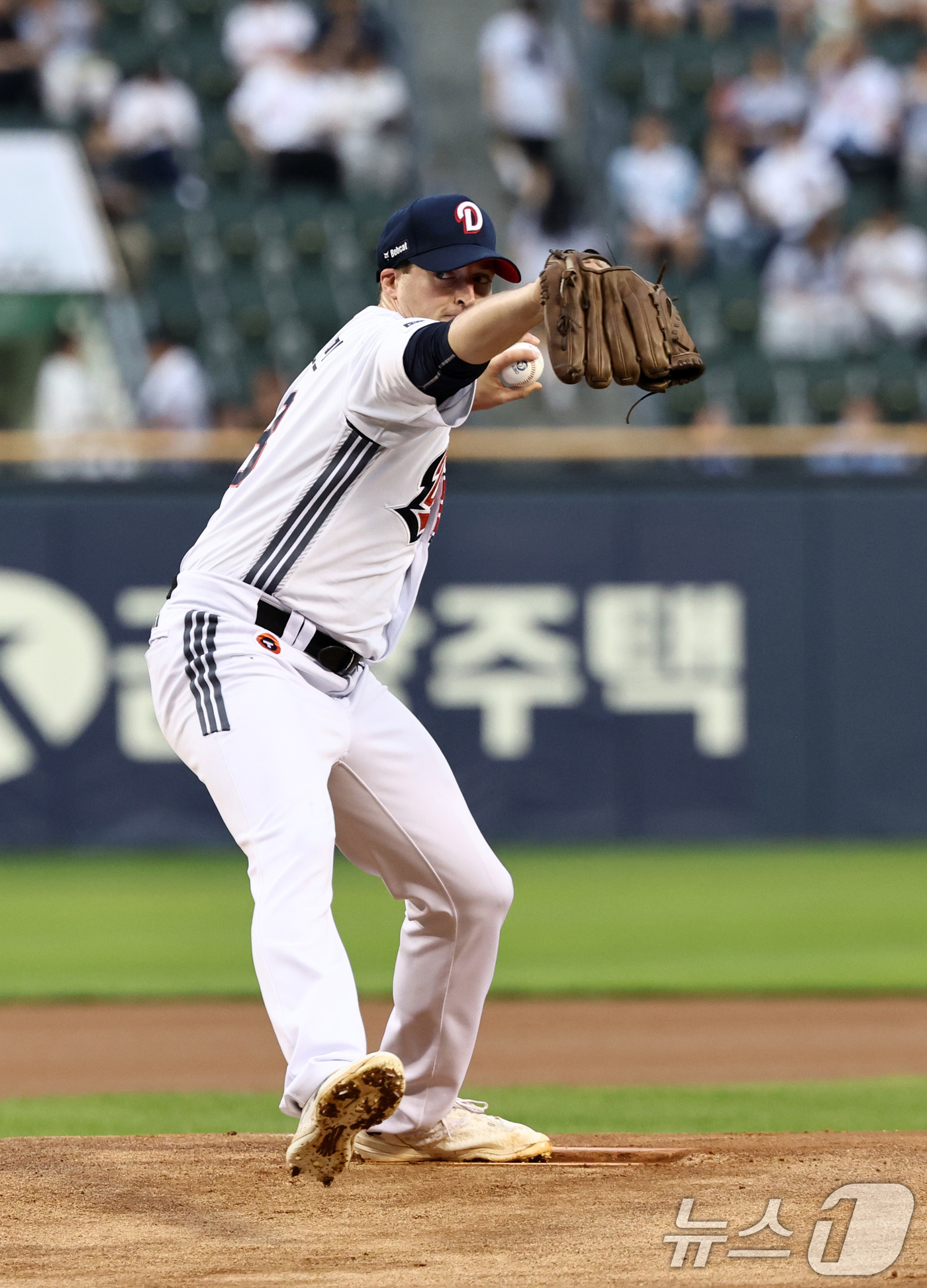 (서울=뉴스1) 최지환 기자 = 27일 오후 서울 송파구 잠실야구장에서 열린 프로야구 '2026 신한은행 SOL KBO리그' KT 위즈와 두산 베어스의 경기, 두산 선발 벤자민이 …
