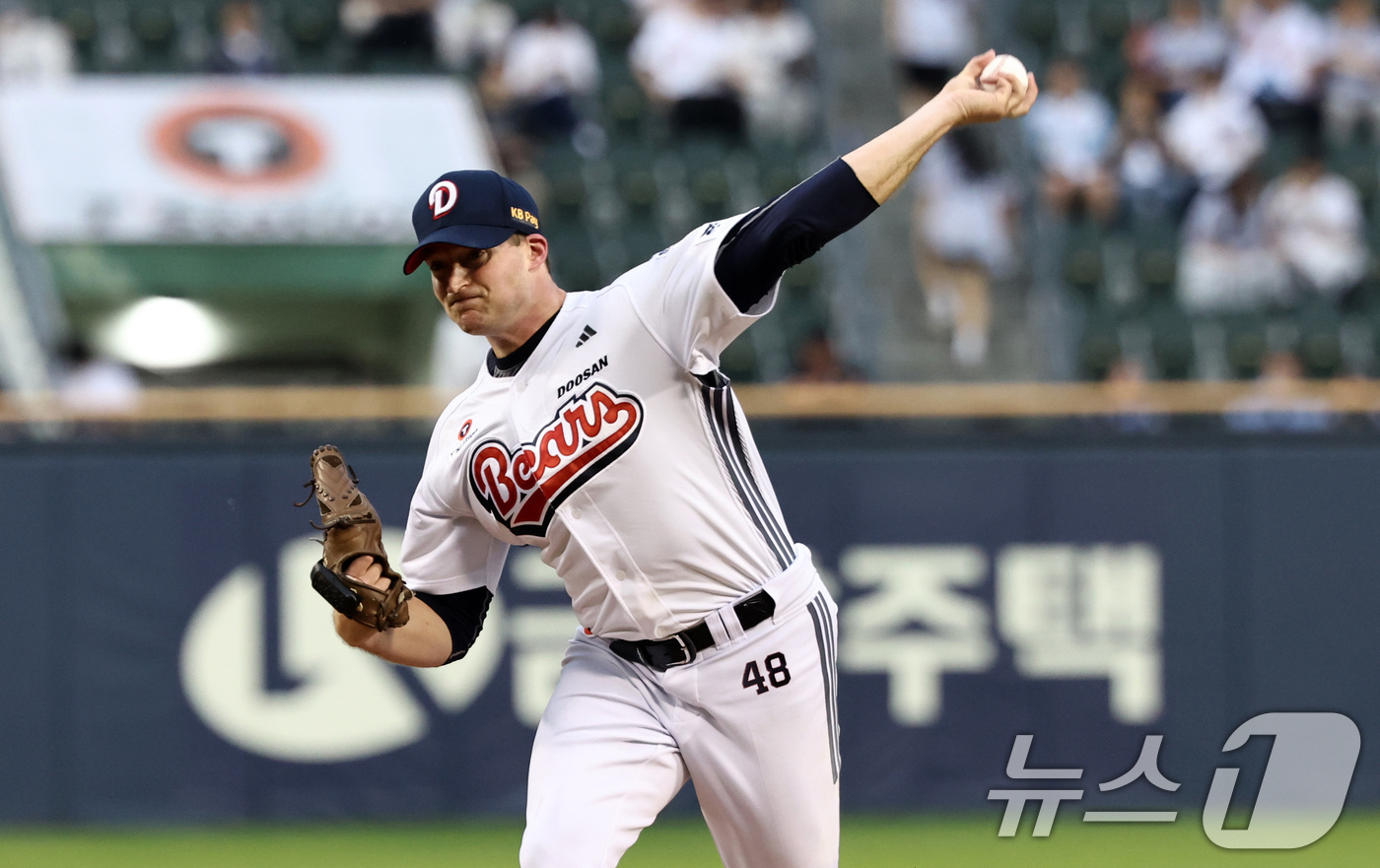 (서울=뉴스1) 최지환 기자 = 27일 오후 서울 송파구 잠실야구장에서 열린 프로야구 '2026 신한은행 SOL KBO리그' KT 위즈와 두산 베어스의 경기, 두산 선발 벤자민이 …