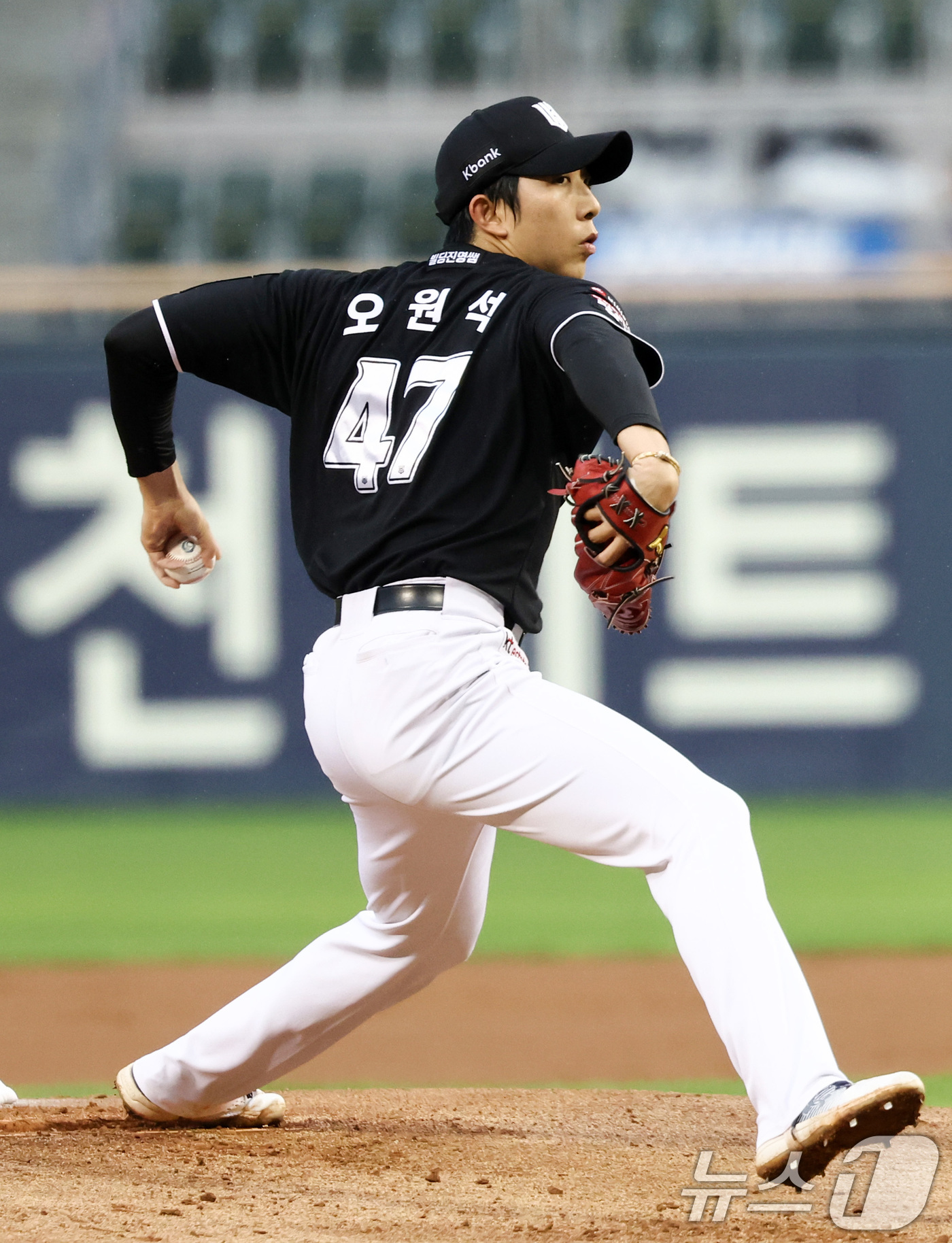 (서울=뉴스1) 최지환 기자 = 27일 오후 서울 송파구 잠실야구장에서 열린 프로야구 '2026 신한은행 SOL KBO리그' KT 위즈와 두산 베어스의 경기, KT 선발 오원석이 …
