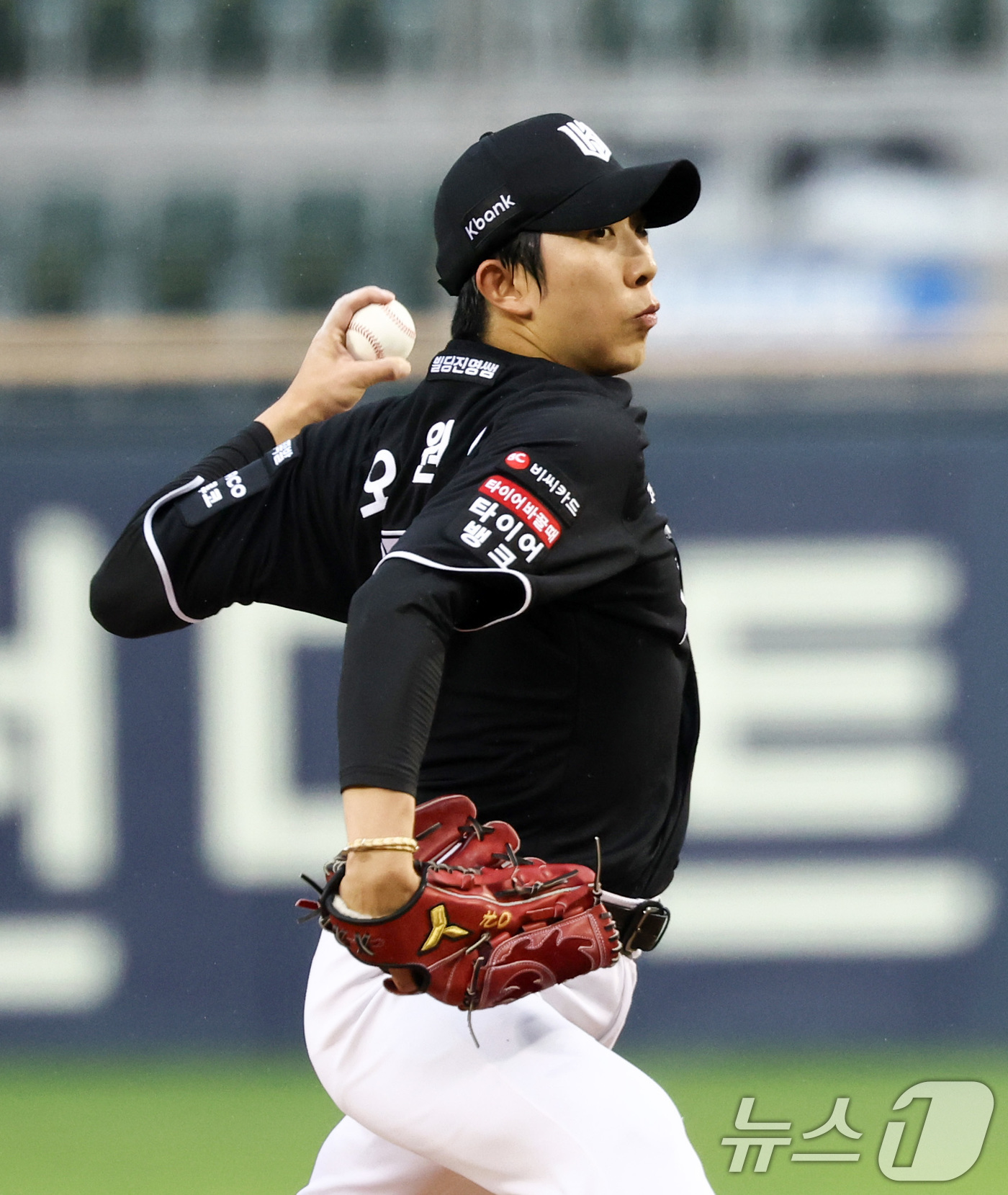 (서울=뉴스1) 최지환 기자 = 27일 오후 서울 송파구 잠실야구장에서 열린 프로야구 '2026 신한은행 SOL KBO리그' KT 위즈와 두산 베어스의 경기, KT 선발 오원석이 …