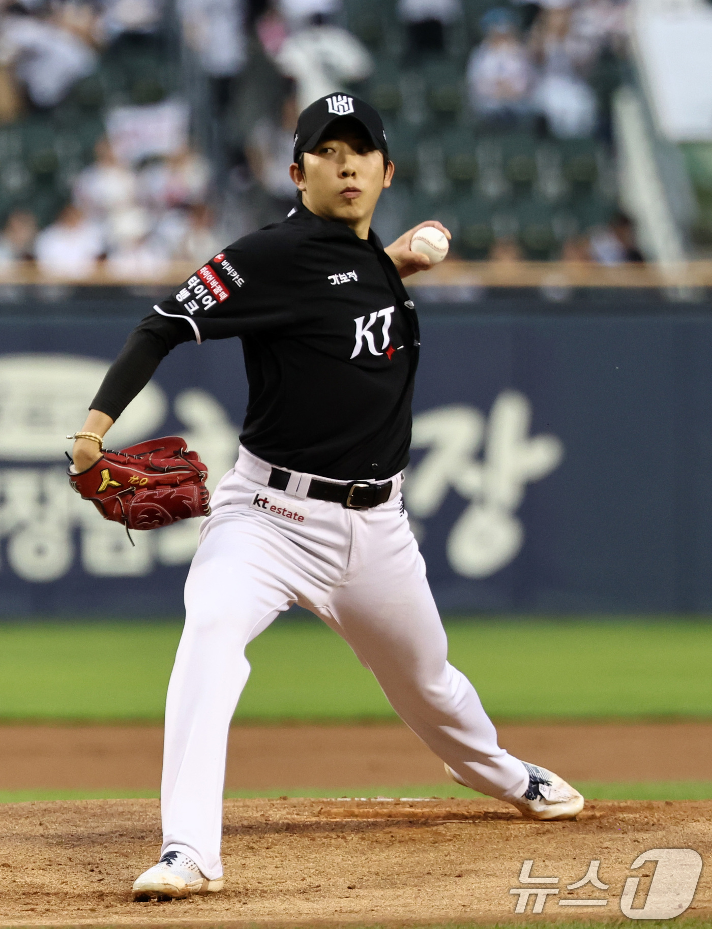 (서울=뉴스1) 최지환 기자 = 27일 오후 서울 송파구 잠실야구장에서 열린 프로야구 '2026 신한은행 SOL KBO리그' KT 위즈와 두산 베어스의 경기, KT 선발 오원석이 …