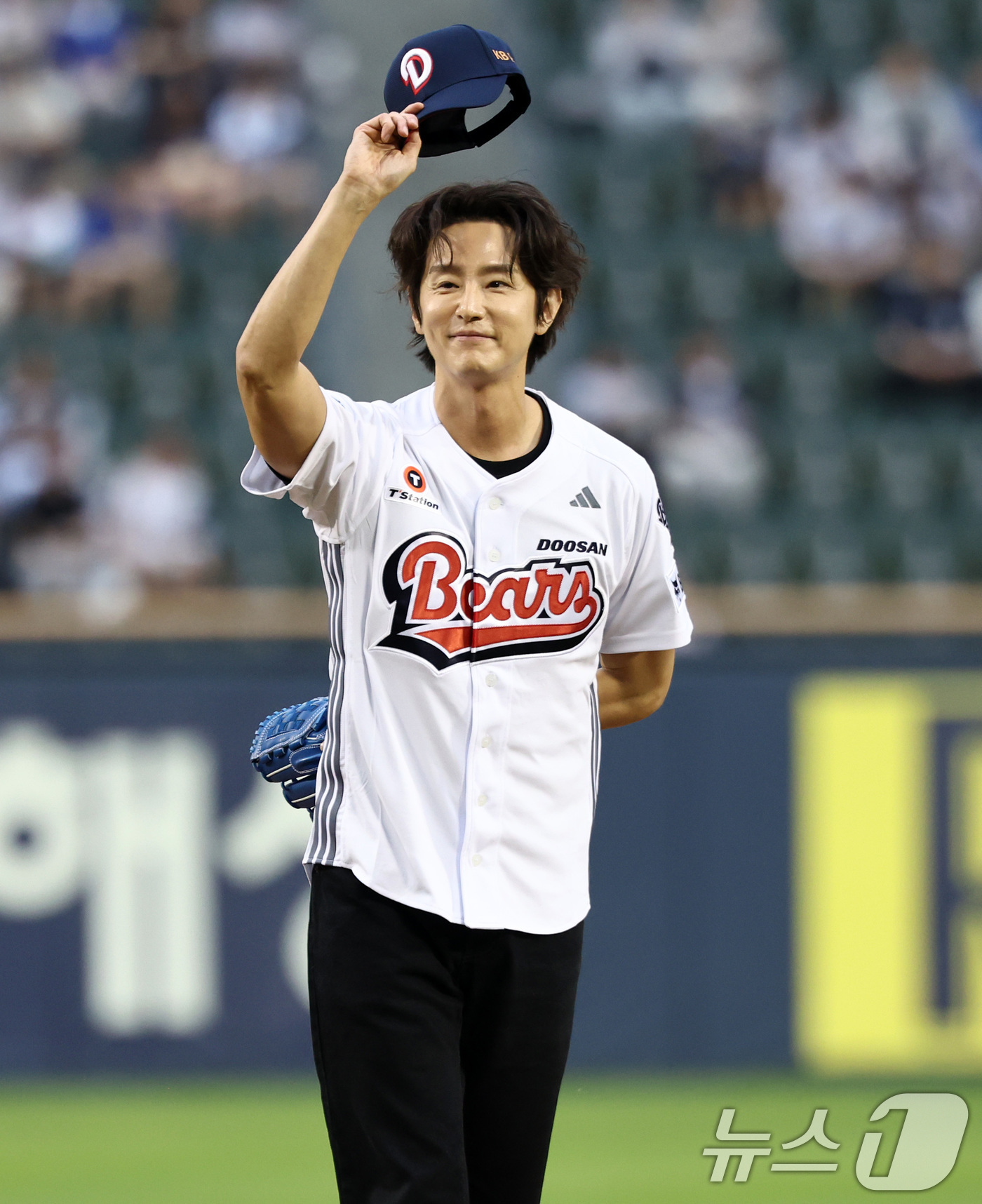 (서울=뉴스1) 최지환 기자 = 27일 오후 서울 송파구 잠실야구장에서 열린 프로야구 '2026 신한은행 SOL KBO리그' KT 위즈와 두산 베어스의 경기, 배우 권율이 시구를 …