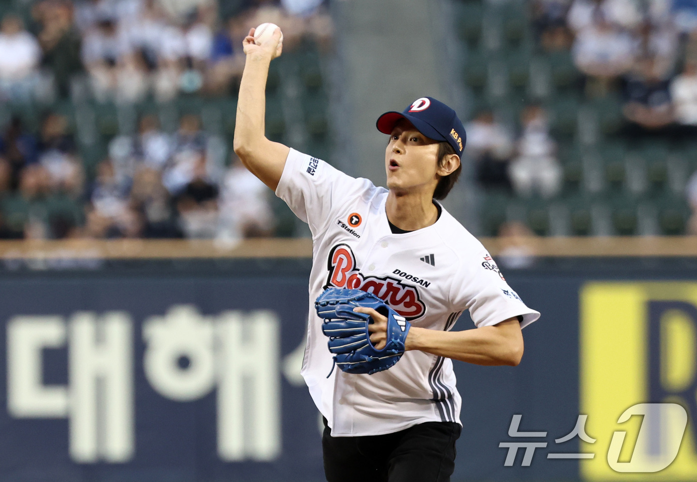 (서울=뉴스1) 최지환 기자 = 27일 오후 서울 송파구 잠실야구장에서 열린 프로야구 '2026 신한은행 SOL KBO리그' KT 위즈와 두산 베어스의 경기, 배우 권율이 시구를 …