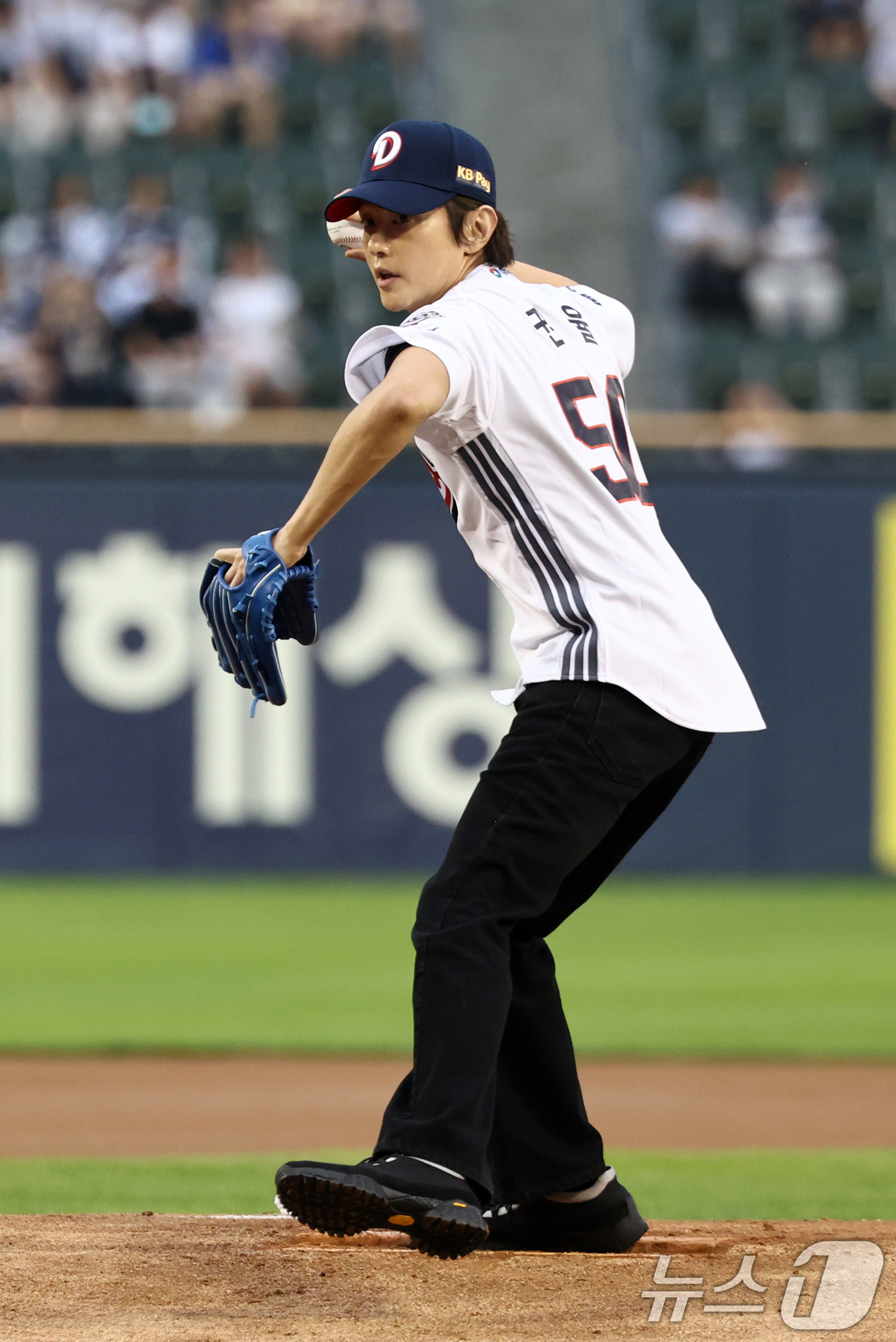 (서울=뉴스1) 최지환 기자 = 27일 오후 서울 송파구 잠실야구장에서 열린 프로야구 '2026 신한은행 SOL KBO리그' KT 위즈와 두산 베어스의 경기, 배우 권율이 시구를 …