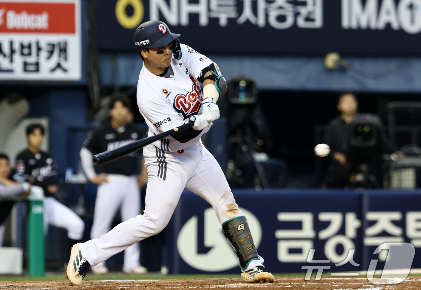 (서울=뉴스1) 최지환 기자 = 27일 오후 서울 송파구 잠실야구장에서 열린 프로야구 '2026 신한은행 SOL KBO리그' KT 위즈와 두산 베어스의 경기, 2회말 2사 3루 상 …