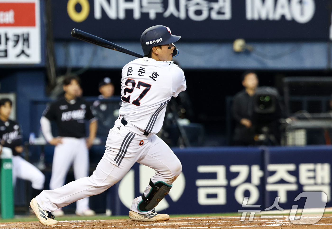 (서울=뉴스1) 최지환 기자 = 27일 오후 서울 송파구 잠실야구장에서 열린 프로야구 '2026 신한은행 SOL KBO리그' KT 위즈와 두산 베어스의 경기, 2회말 2사 3루 상 …