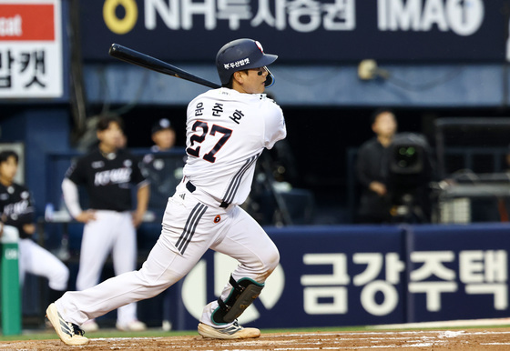 적시타 날리는 윤준호