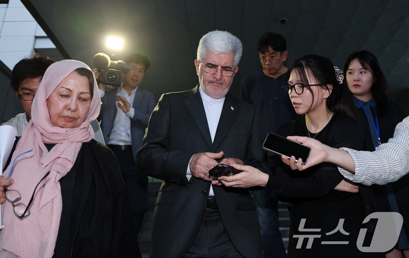 (서울=뉴스1) 김성진 기자 = 사이드 쿠제치 주한이란대사가 27일 HMM 선박 '나무호' 피격 사건과 관련해 서울 종로구 외교부 청사에 초치된 후 청사를 빠져나가며 취재진의 질문 …