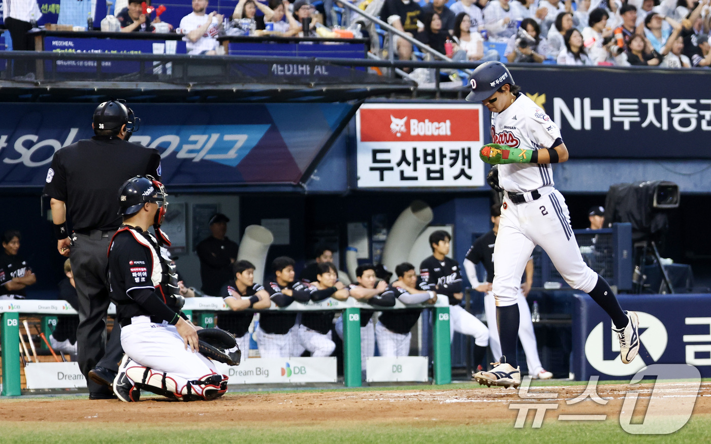 (서울=뉴스1) 최지환 기자 = 27일 오후 서울 송파구 잠실야구장에서 열린 프로야구 '2026 신한은행 SOL KBO리그' KT 위즈와 두산 베어스의 경기, 2회말 2사 3루 상 …