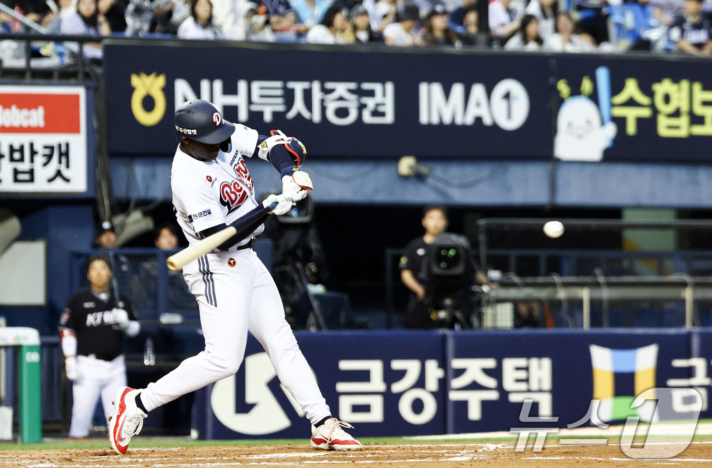 (서울=뉴스1) 최지환 기자 = 27일 오후 서울 송파구 잠실야구장에서 열린 프로야구 '2026 신한은행 SOL KBO리그' KT 위즈와 두산 베어스의 경기, 3회말 1사 1루 상 …