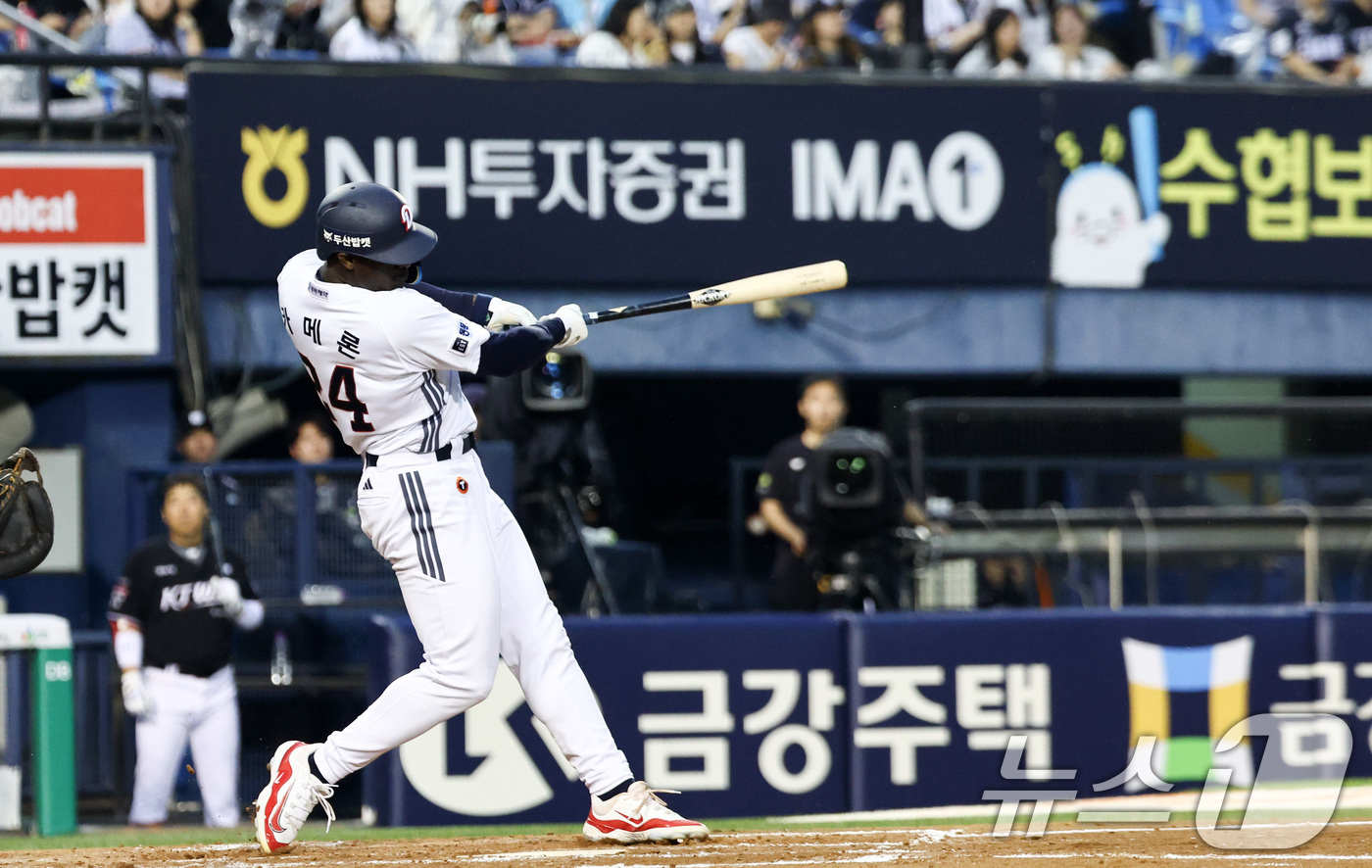 (서울=뉴스1) 최지환 기자 = 27일 오후 서울 송파구 잠실야구장에서 열린 프로야구 '2026 신한은행 SOL KBO리그' KT 위즈와 두산 베어스의 경기, 3회말 1사 1루 상 …