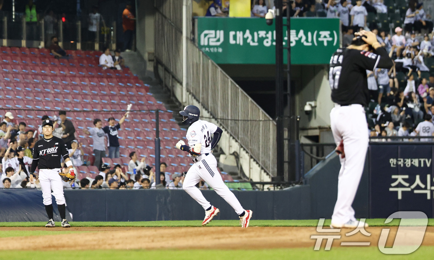 (서울=뉴스1) 최지환 기자 = 27일 오후 서울 송파구 잠실야구장에서 열린 프로야구 '2026 신한은행 SOL KBO리그' KT 위즈와 두산 베어스의 경기, 3회말 1사 1루 상 …