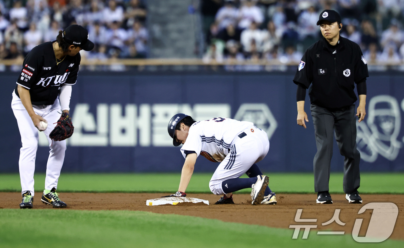 (서울=뉴스1) 최지환 기자 = 27일 오후 서울 송파구 잠실야구장에서 열린 프로야구 '2026 신한은행 SOL KBO리그' KT 위즈와 두산 베어스의 경기, 3회말 무사 1루 상 …