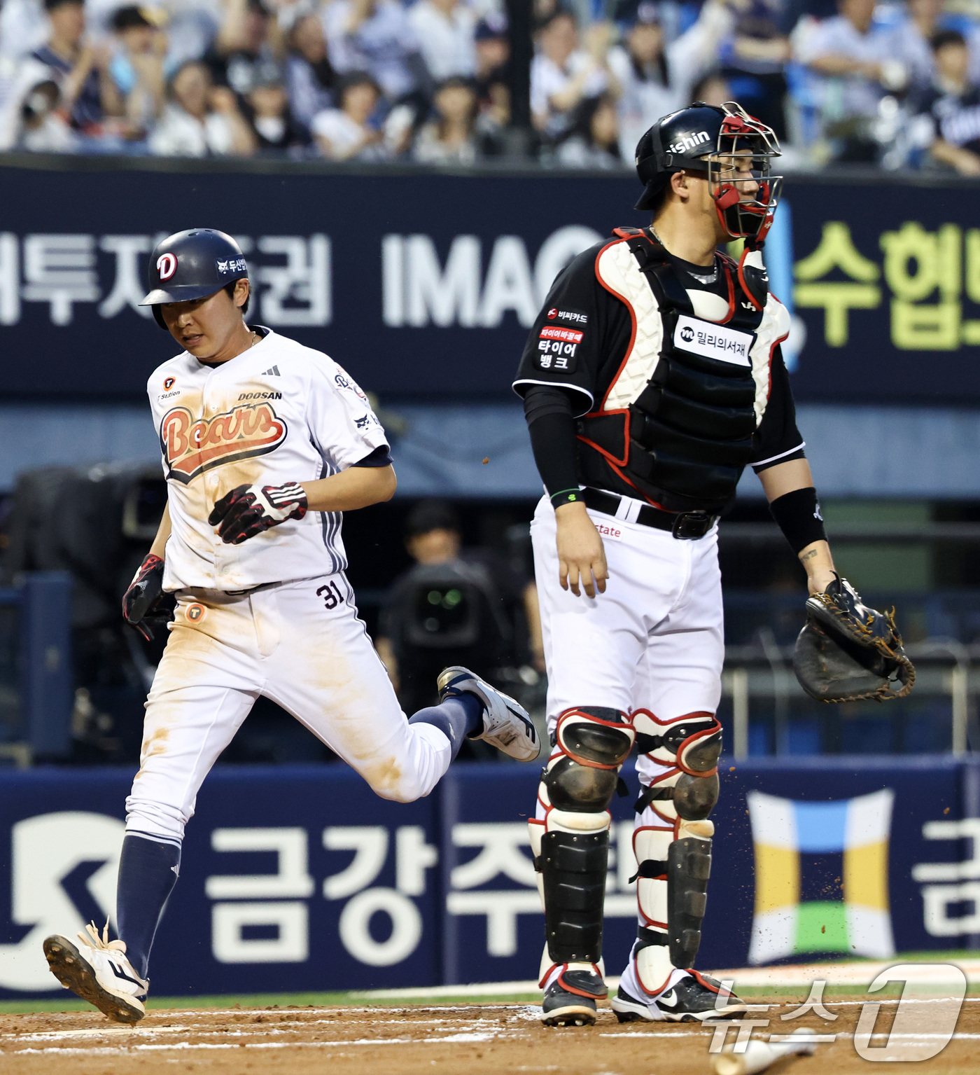(서울=뉴스1) 최지환 기자 = 27일 오후 서울 송파구 잠실야구장에서 열린 프로야구 '2026 신한은행 SOL KBO리그' KT 위즈와 두산 베어스의 경기, 3회말 1사 2루 상 …