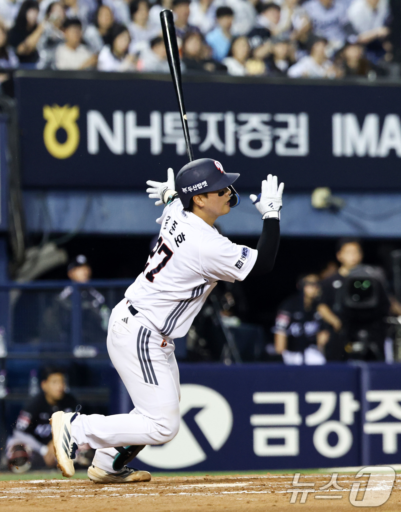 (서울=뉴스1) 최지환 기자 = 27일 오후 서울 송파구 잠실야구장에서 열린 프로야구 '2026 신한은행 SOL KBO리그' KT 위즈와 두산 베어스의 경기, 4회말 무사 2루 상 …