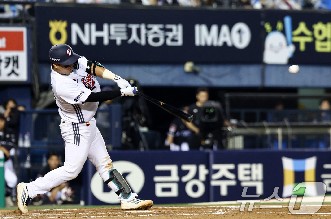 (서울=뉴스1) 최지환 기자 = 27일 오후 서울 송파구 잠실야구장에서 열린 프로야구 '2026 신한은행 SOL KBO리그' KT 위즈와 두산 베어스의 경기, 4회말 무사 2루 상 …