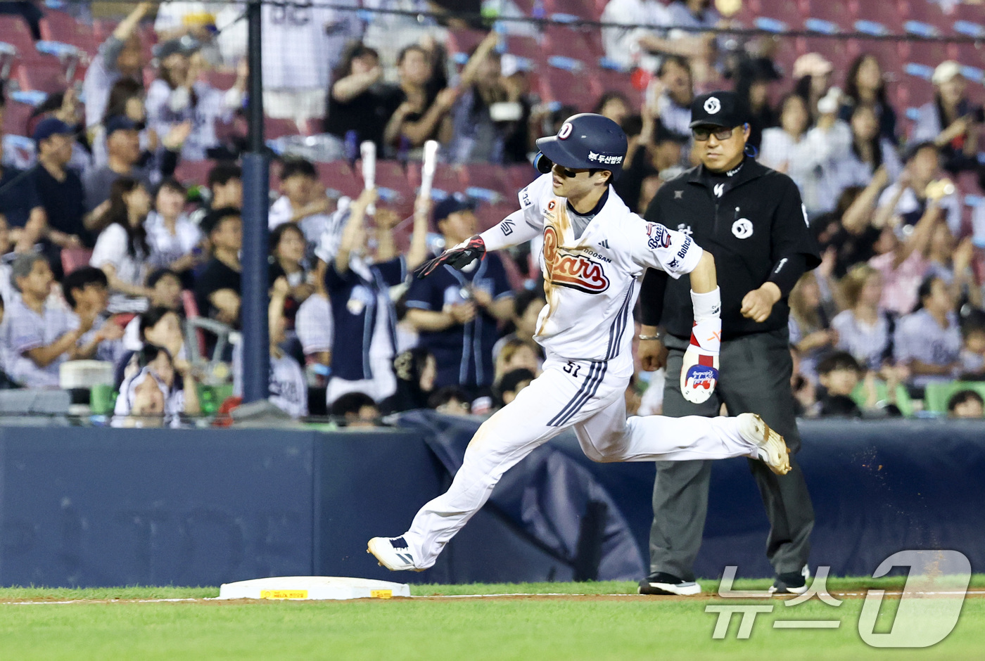 (서울=뉴스1) 최지환 기자 = 27일 오후 서울 송파구 잠실야구장에서 열린 프로야구 '2026 신한은행 SOL KBO리그' KT 위즈와 두산 베어스의 경기, 4회말 무사 2루 상 …