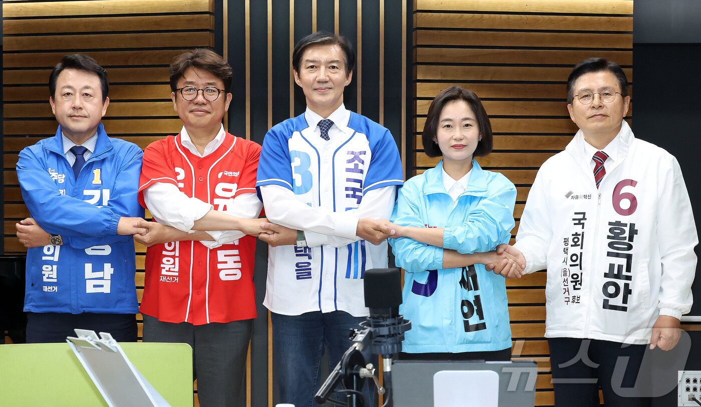 본문 이미지 - 경기 평택을에 출마하는 국회의원 후보자들이 27일 서울 양천구 목동 CBS에서 열린 박재홍의 한판승부 평택을 후보자 초청 토론회에서 기념 촬영을 하고 있다. 왼쪽부터 더불어민주당 김용남, 국민의힘 유의동, 조국혁신당 조국, 진보당 김재연, 자유와혁신 황교안 후보. (노컷뉴스 제공. 재판매 및 DB 금지) 2026.5.27 ⓒ 뉴스1
