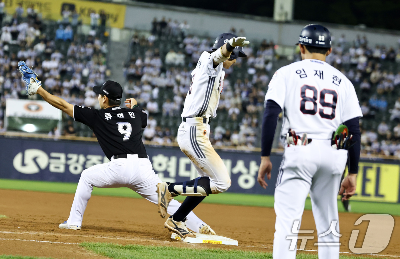 (서울=뉴스1) 최지환 기자 = 27일 오후 서울 송파구 잠실야구장에서 열린 프로야구 '2026 신한은행 SOL KBO리그' KT 위즈와 두산 베어스의 경기, 5회말 1사 주자없는 …