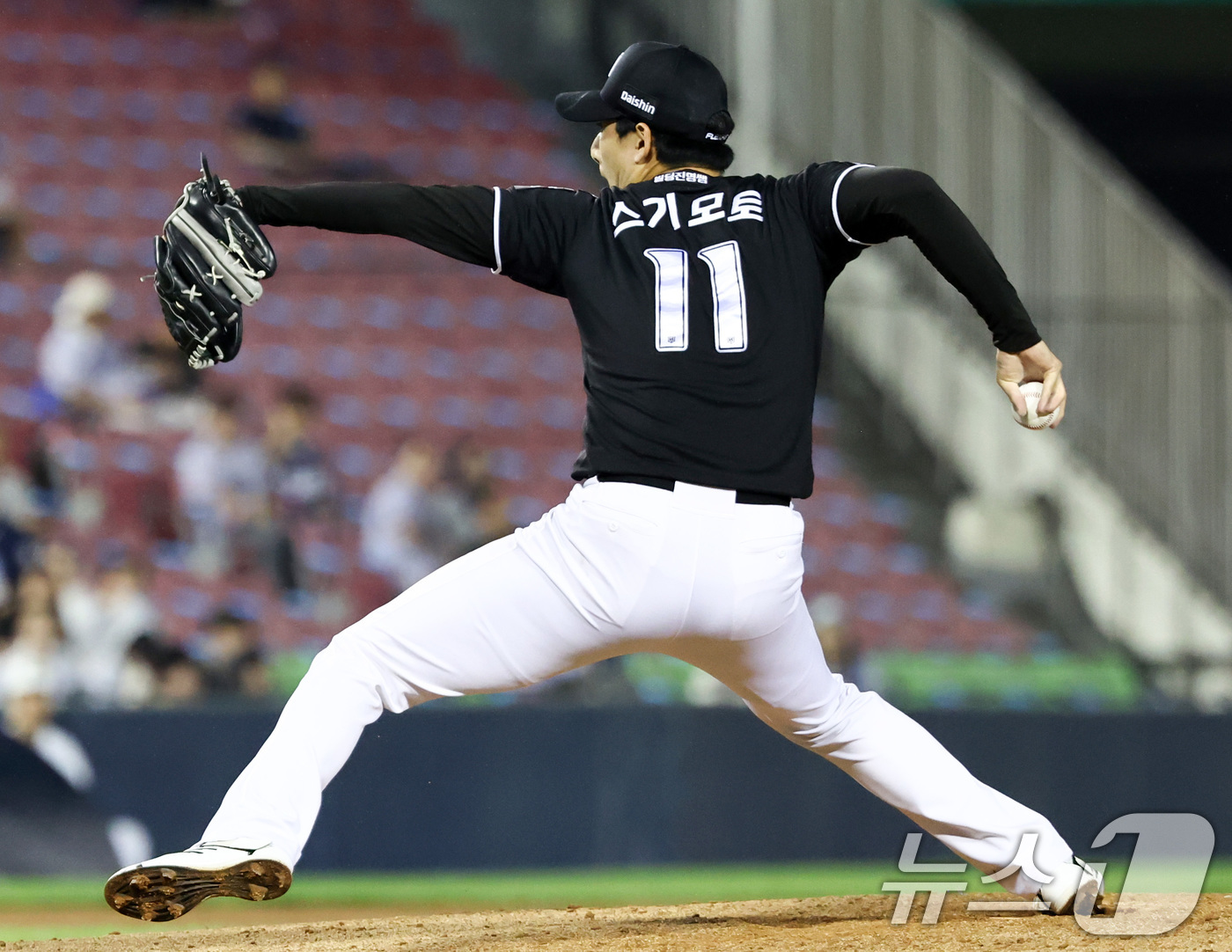 (서울=뉴스1) 최지환 기자 = 27일 오후 서울 송파구 잠실야구장에서 열린 프로야구 '2026 신한은행 SOL KBO리그' KT 위즈와 두산 베어스의 경기, KT 스기모토가 6회 …