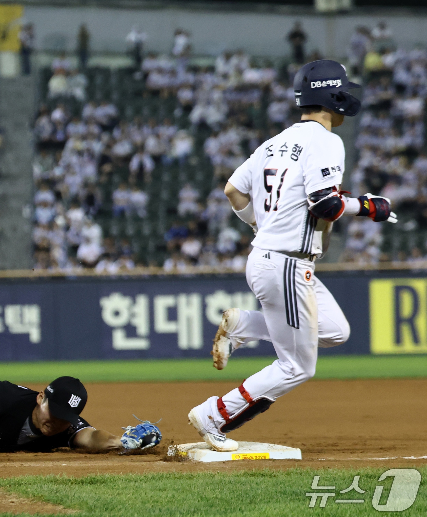 (서울=뉴스1) 최지환 기자 = 27일 오후 서울 송파구 잠실야구장에서 열린 프로야구 '2026 신한은행 SOL KBO리그' KT 위즈와 두산 베어스의 경기, 6회말 무사 주자없는 …