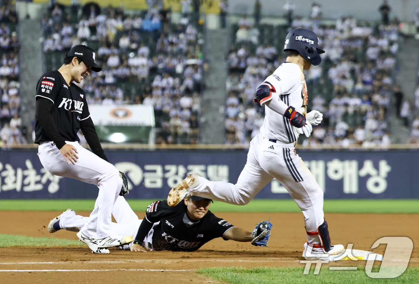 (서울=뉴스1) 최지환 기자 = 27일 오후 서울 송파구 잠실야구장에서 열린 프로야구 '2026 신한은행 SOL KBO리그' KT 위즈와 두산 베어스의 경기, 6회말 무사 주자없는 …