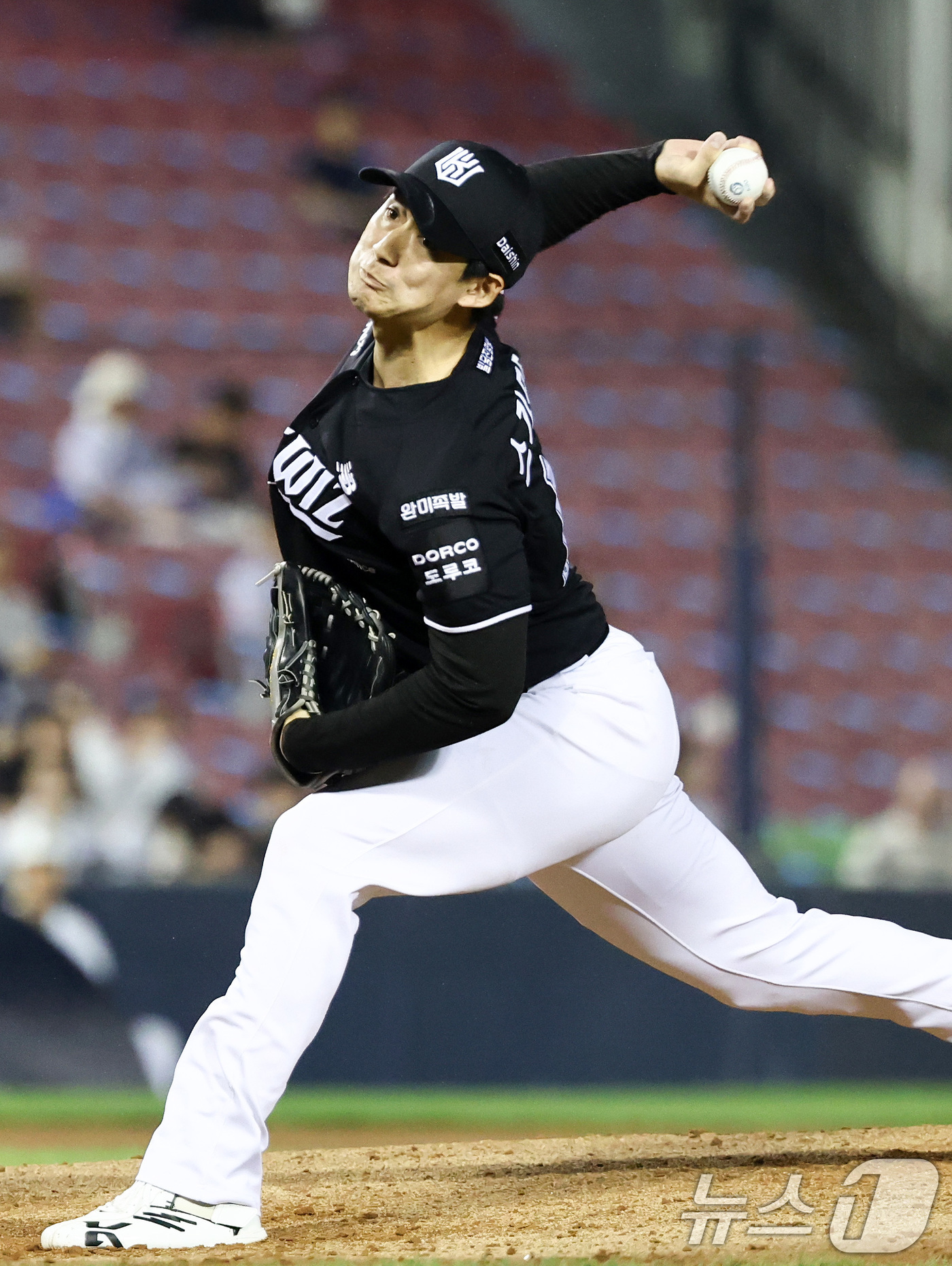 (서울=뉴스1) 최지환 기자 = 27일 오후 서울 송파구 잠실야구장에서 열린 프로야구 '2026 신한은행 SOL KBO리그' KT 위즈와 두산 베어스의 경기, KT 스기모토가 6회 …