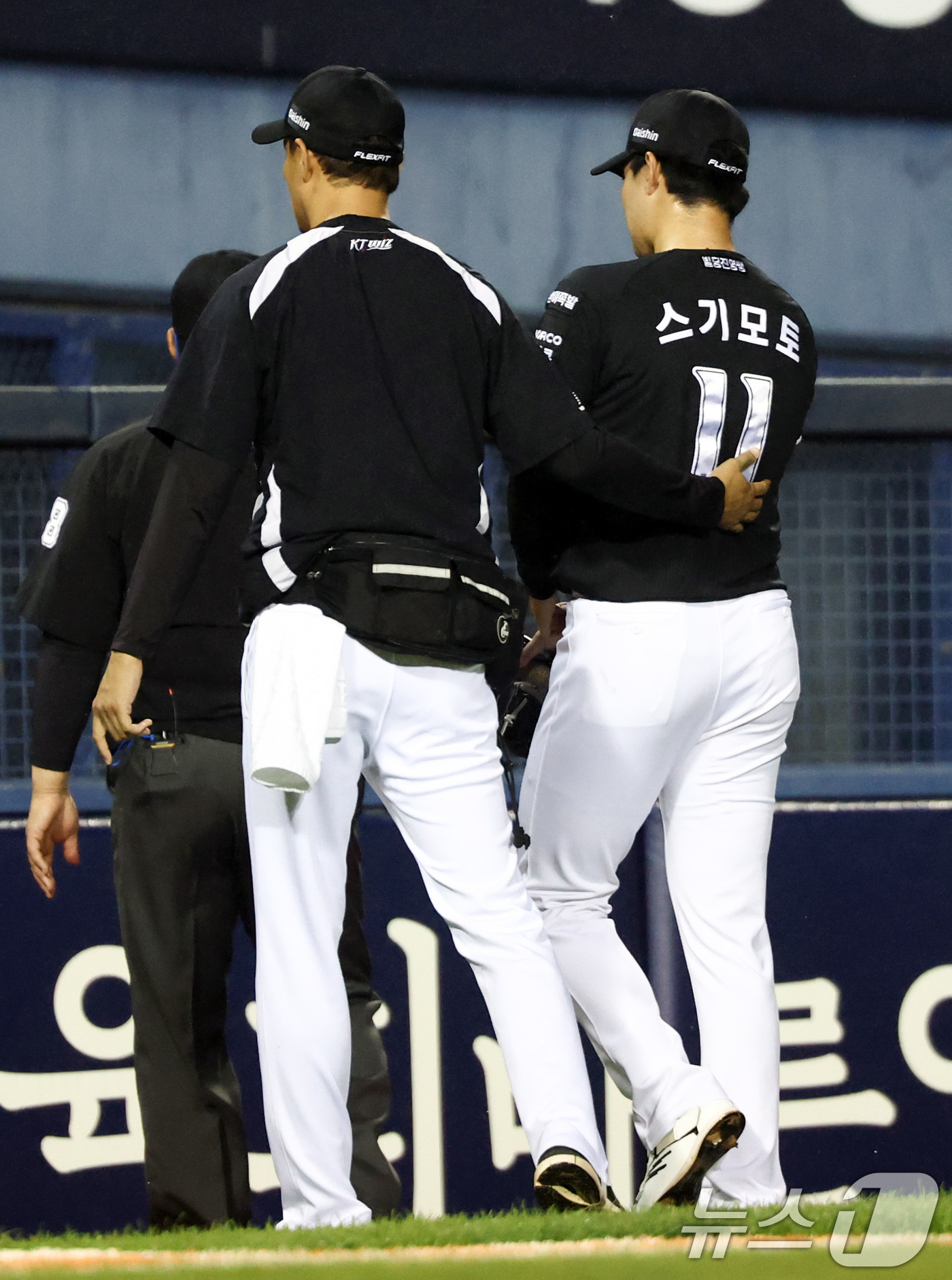 (서울=뉴스1) 최지환 기자 = 27일 오후 서울 송파구 잠실야구장에서 열린 프로야구 '2026 신한은행 SOL KBO리그' KT 위즈와 두산 베어스의 경기, 6회말 무사 상황 두 …