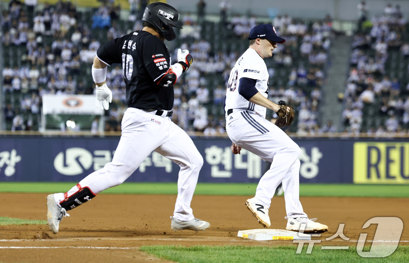 (서울=뉴스1) 최지환 기자 = 27일 오후 서울 송파구 잠실야구장에서 열린 프로야구 '2026 신한은행 SOL KBO리그' KT 위즈와 두산 베어스의 경기, 6회초 1사 주자없는 …