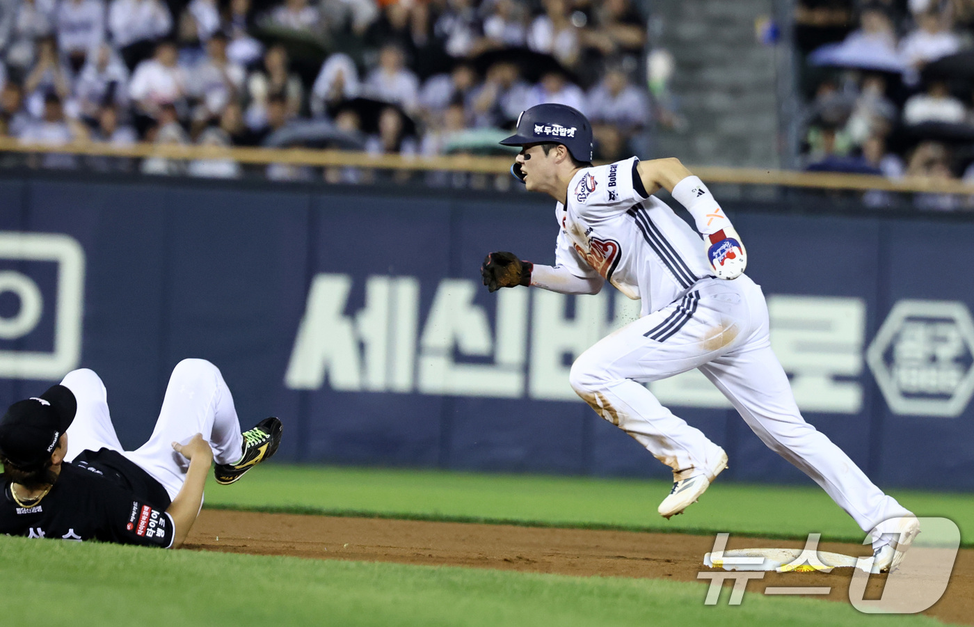 (서울=뉴스1) 최지환 기자 = 27일 오후 서울 송파구 잠실야구장에서 열린 프로야구 '2026 신한은행 SOL KBO리그' KT 위즈와 두산 베어스의 경기, 6회말 1사 1루 상 …