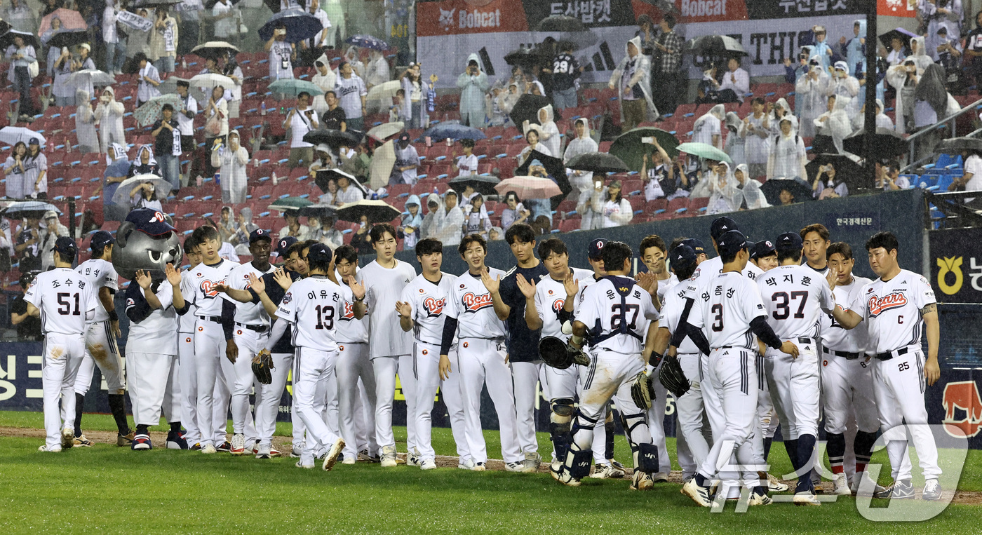 (서울=뉴스1) 최지환 기자 = 27일 오후 서울 송파구 잠실야구장에서 열린 프로야구 '2026 신한은행 SOL KBO리그' KT 위즈와 두산 베어스의 경기, 두산이 KT에게 5대 …