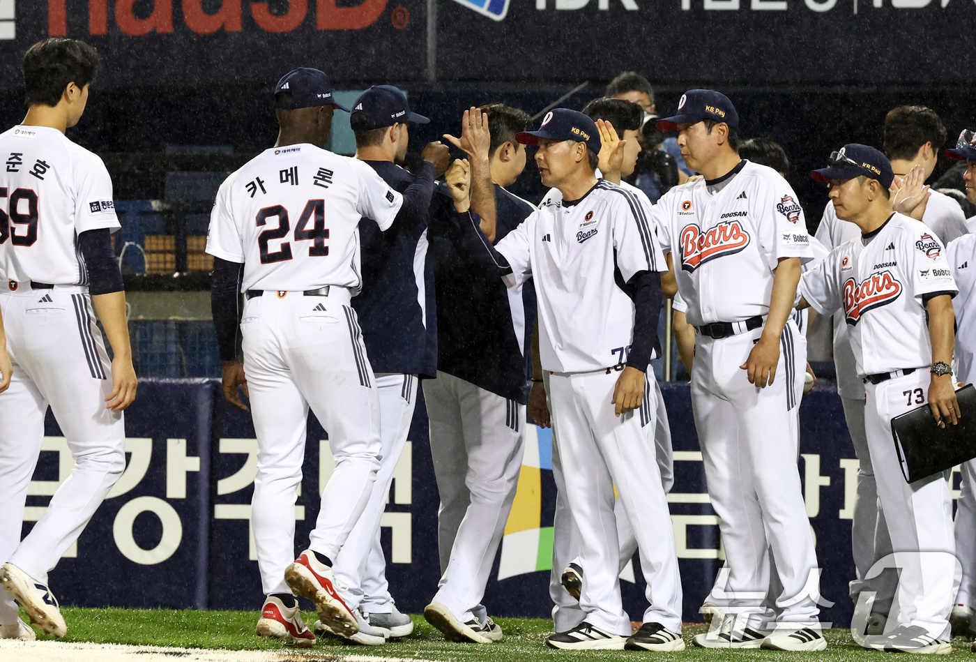 (서울=뉴스1) 최지환 기자 = 27일 오후 서울 송파구 잠실야구장에서 열린 프로야구 '2026 신한은행 SOL KBO리그' KT 위즈와 두산 베어스의 경기, 두산이 KT에게 5대 …