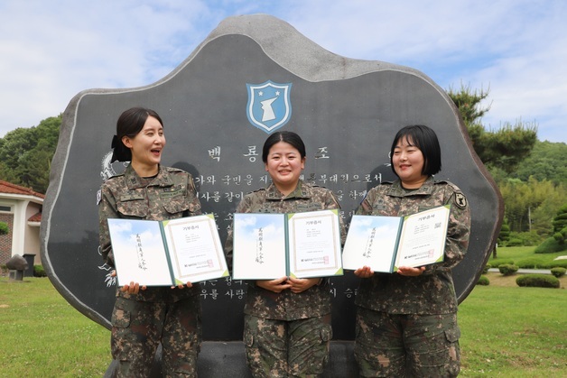육군 32사단 여군들, 정성껏 기른 머리카락 기부…"아이들에 작은 위로 되길"