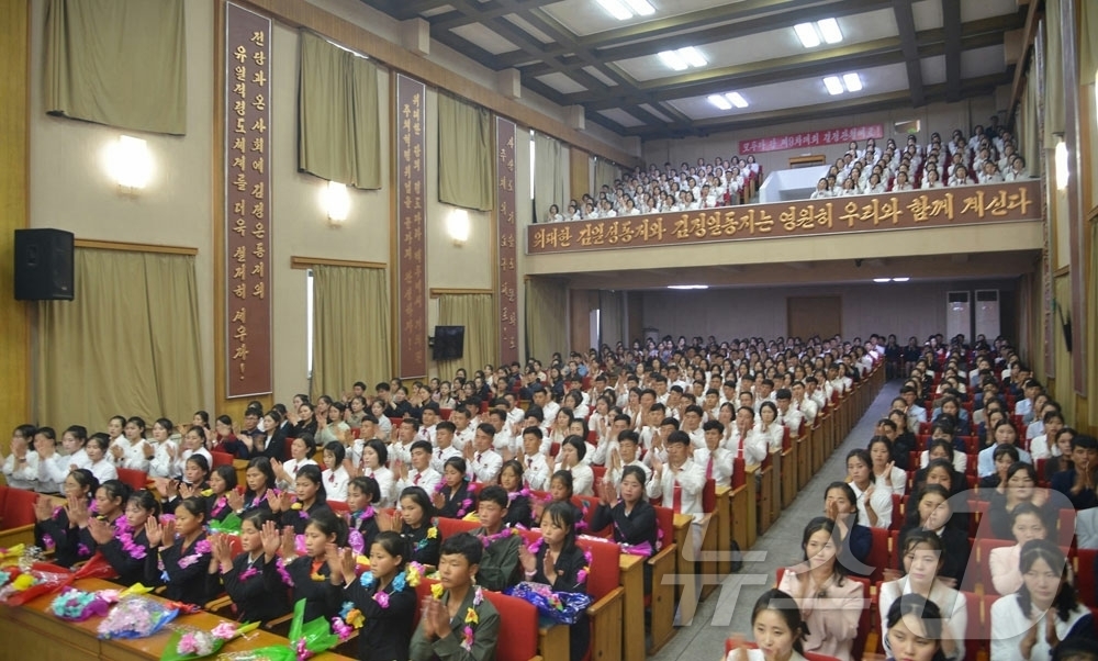(평양 노동신문=뉴스1) = 북한 노동당 기관지 노동신문은 강원도 청년 탄원자들을 축하하는 모임이 27일 원산시에서 진행됐다고 28알 보도했다.[국내에서만 사용가능. 재배포 금지. …