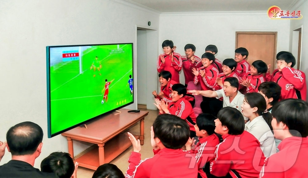 (평양 노동신문=뉴스1) = 북한 노동당 기관지 노동신문은 아시아 축구와 역기 대회 등에서 잇따른 우승 소식으로 내고향 여자축구선수단을 비롯한 체육인들 속에서 사기가 고조되고 있다 …