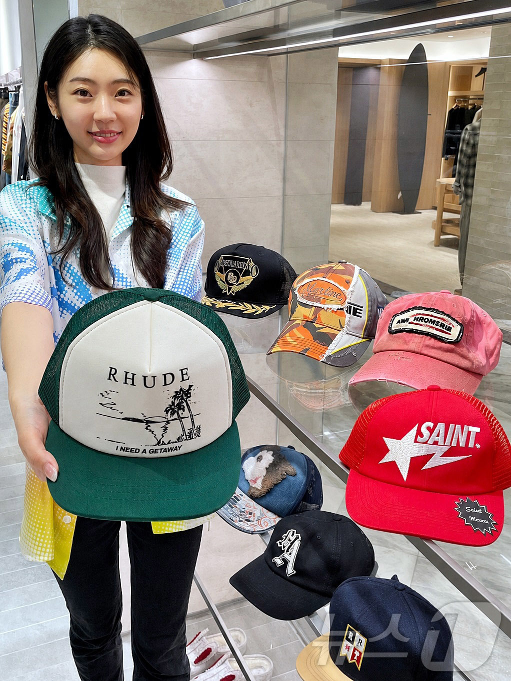 (서울=뉴스1) = 갤러리아백화점은 서울 명품관에서 여름 시즌을 맞아 해외 디자이너 브랜드 모자를 다양하게 선보인다고 28일 밝혔다. 사진은 서울 갤러리아명품관에서 모델이 미국 스 …