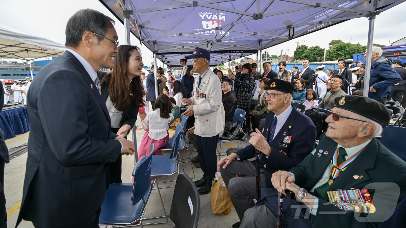 (서울=뉴스1) = 이용철 방위사업청장이 25일(현지시간) 캐나다 빅토리아 에스퀴몰트 해군 기지에서 열린 국산 잠수함 도산안창호함과 호위함 대전함의 입항 환영식에서 캐나다 6·25 …
