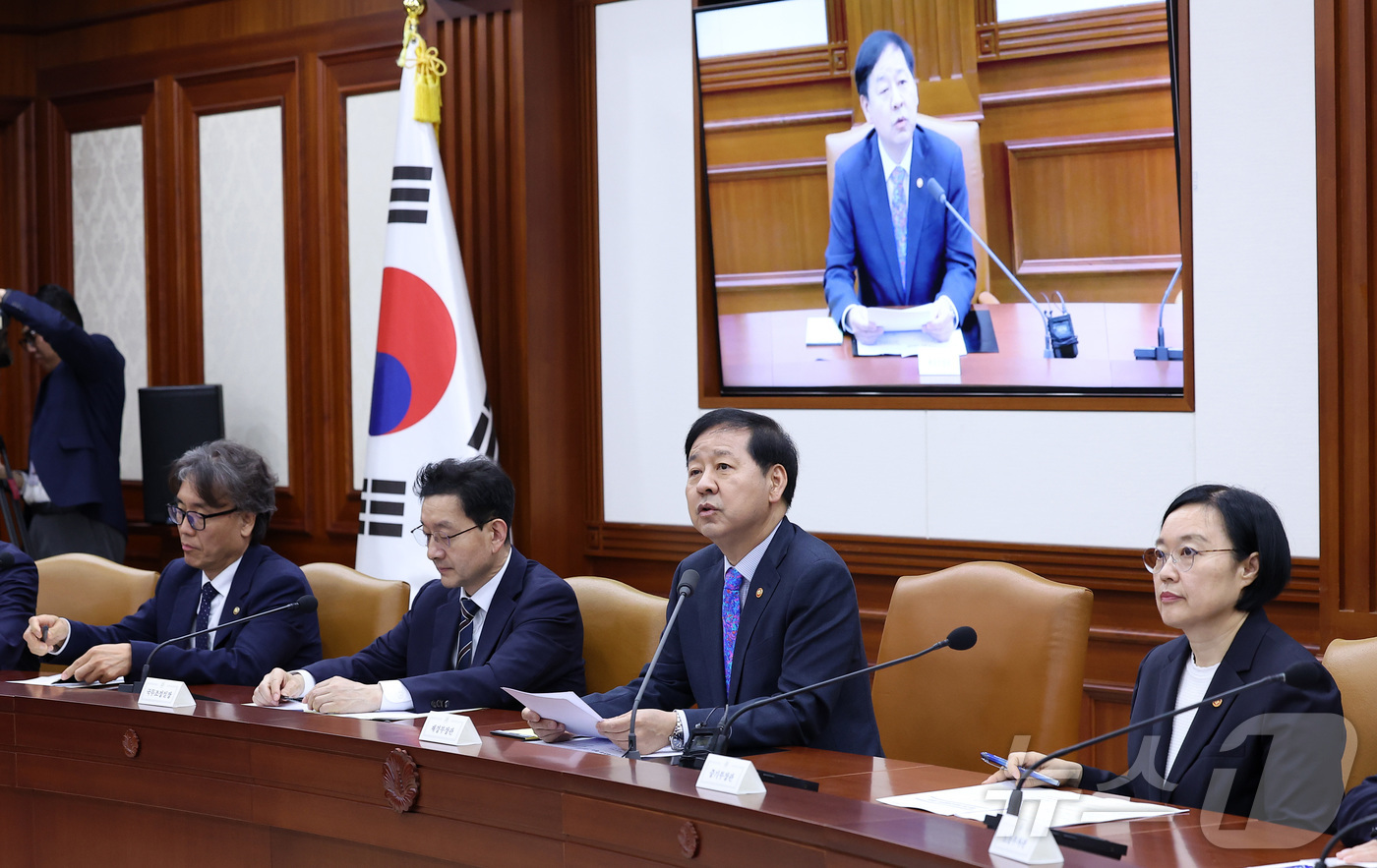 (서울=뉴스1) 김성진 기자 = 구윤철 경제부총리 겸 재정경제부 장관이 28일 서울 종로구 정부서울청사에서 열린 제17차 비상경제본부회의에서 모두발언을 하고 있다. 2026.5.2 …