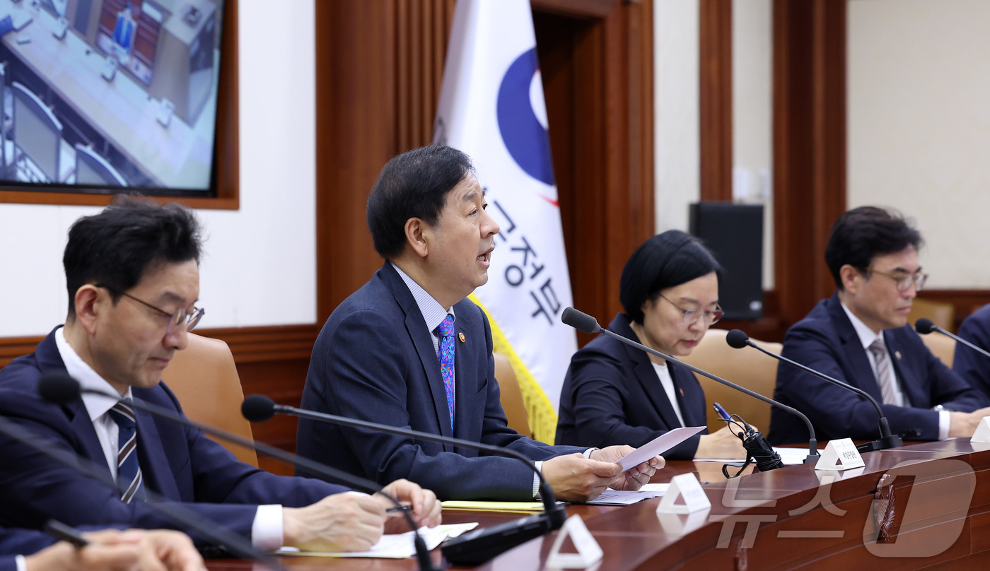 (서울=뉴스1) 김성진 기자 = 구윤철 경제부총리 겸 재정경제부 장관이 28일 서울 종로구 정부서울청사에서 열린 제17차 비상경제본부회의에서 모두발언을 하고 있다. 2026.5.2 …