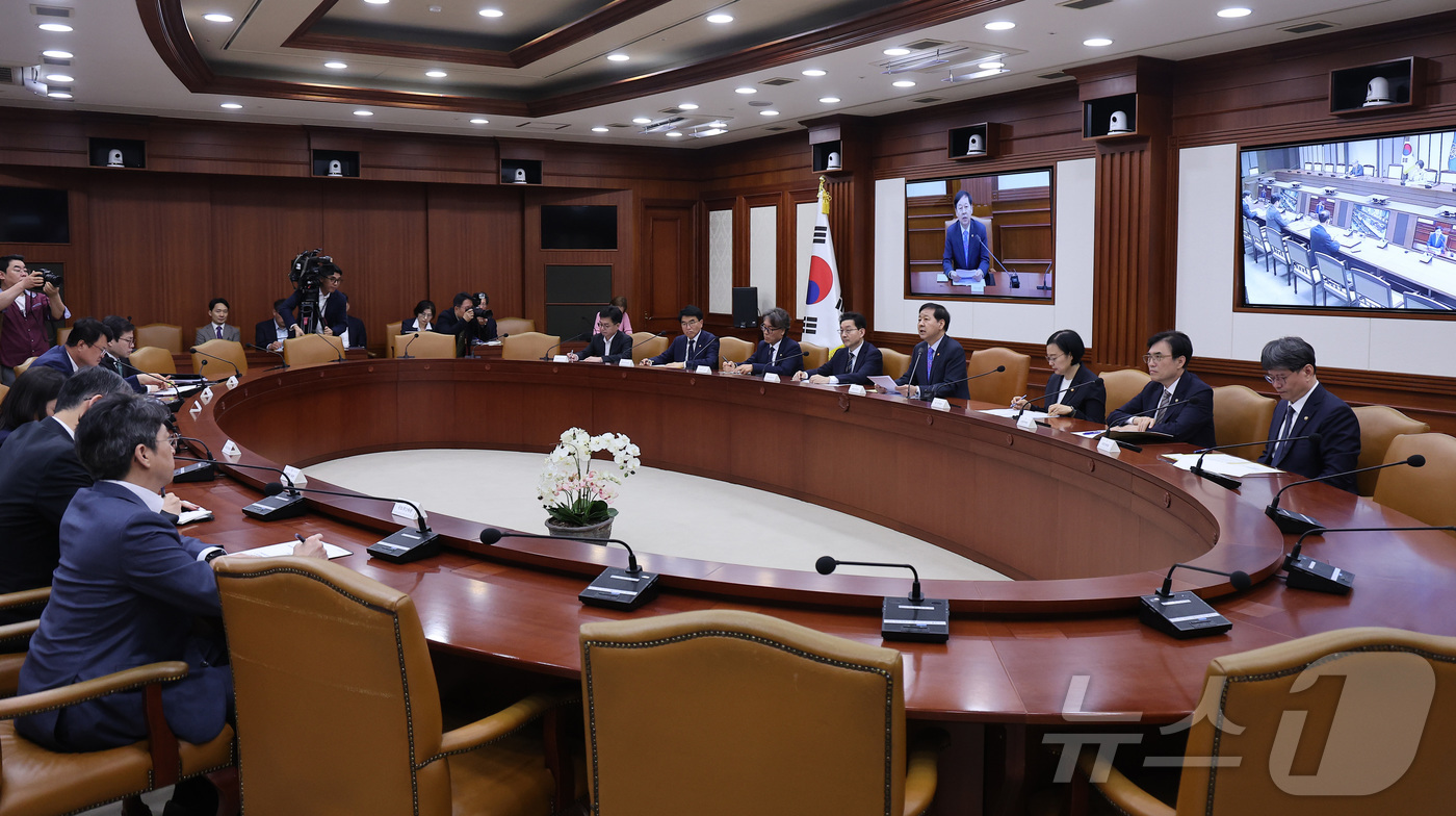 (서울=뉴스1) 김성진 기자 = 구윤철 경제부총리 겸 재정경제부 장관이 28일 서울 종로구 정부서울청사에서 열린 제17차 비상경제본부회의에서 모두발언을 하고 있다. 2026.5.2 …