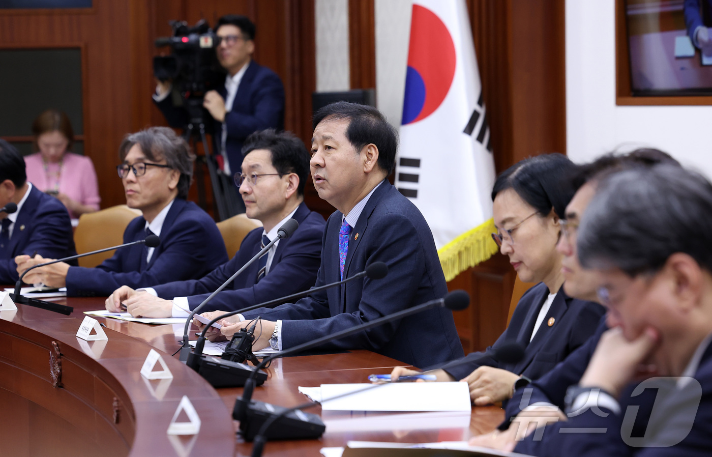(서울=뉴스1) 김성진 기자 = 구윤철 경제부총리 겸 재정경제부 장관이 28일 서울 종로구 정부서울청사에서 열린 제17차 비상경제본부회의에서 모두발언을 하고 있다. 2026.5.2 …