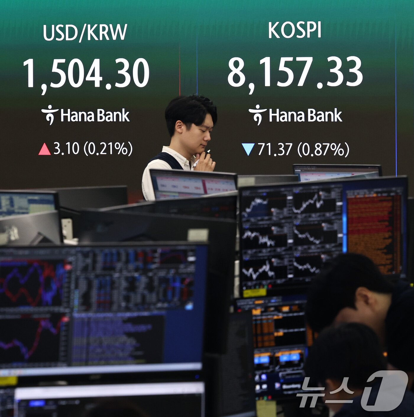 본문 이미지 - 28일 서울 중구 하나은행 본점 딜링룸 증시 현황판에 코스피 등 시황이 표시되고 있다. 이날 코스피는 전 거래일 대비 062.97포인트(0.77%) 내린 8165.73으로 출발했다. 2026.5.28 ⓒ 뉴스1 구윤성 기자