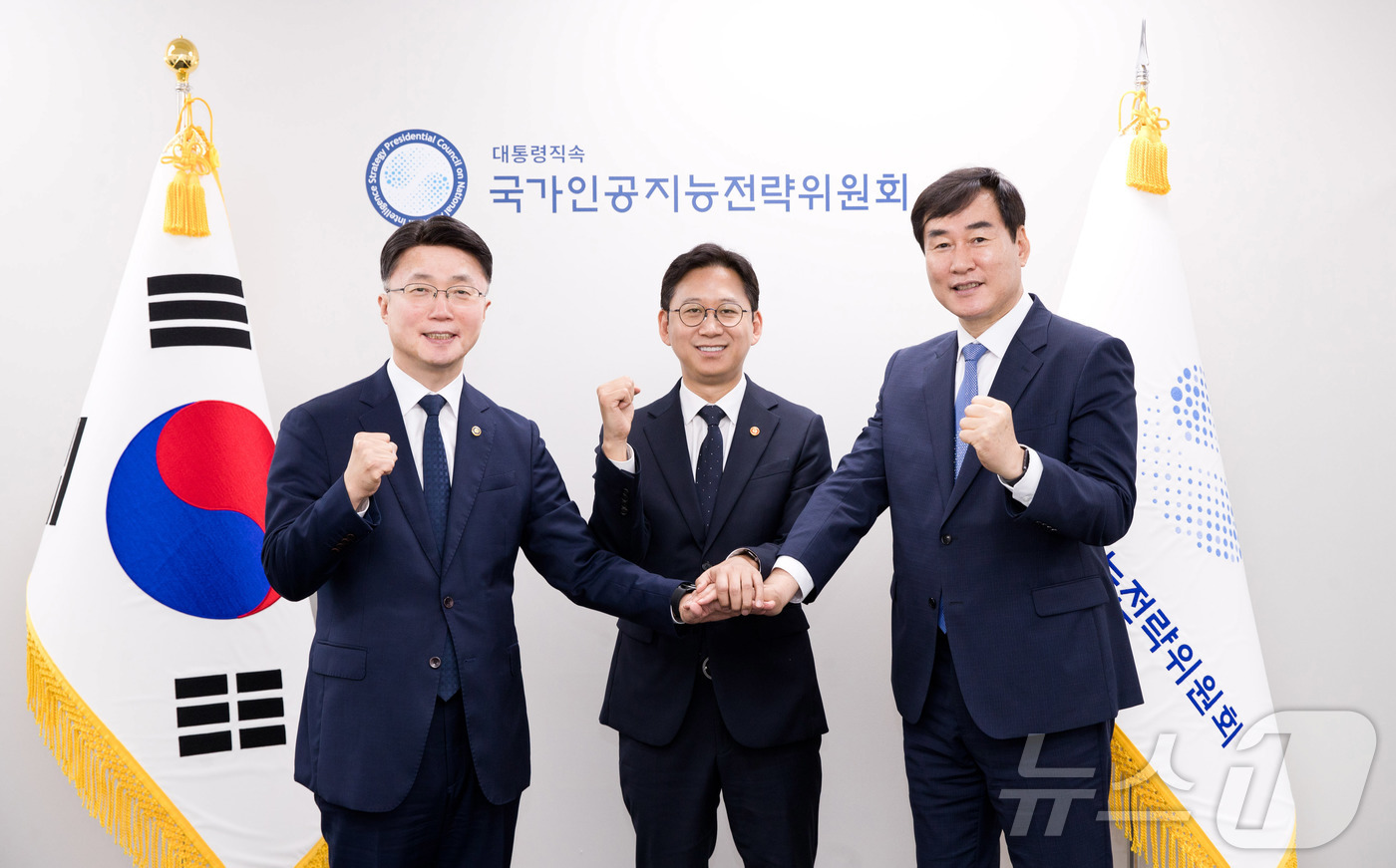 (서울=뉴스1) = 배경훈 부총리 겸 국가인공지능전략위원회 부위원장이 28일 오전 서울 중구 서울스퀘어 국가인공지능전략위원회에서 국내 첫 '보안취약점 상시 신고조치제' 시범사업 추 …