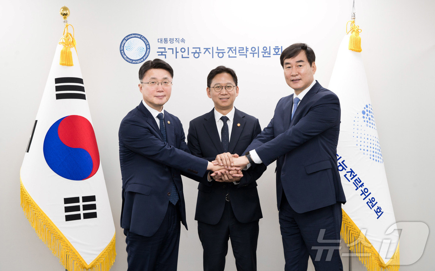 (서울=뉴스1) = 배경훈 부총리 겸 국가인공지능전략위원회 부위원장이 28일 오전 서울 중구 서울스퀘어 국가인공지능전략위원회에서 국내 첫 '보안취약점 상시 신고조치제' 시범사업 추 …
