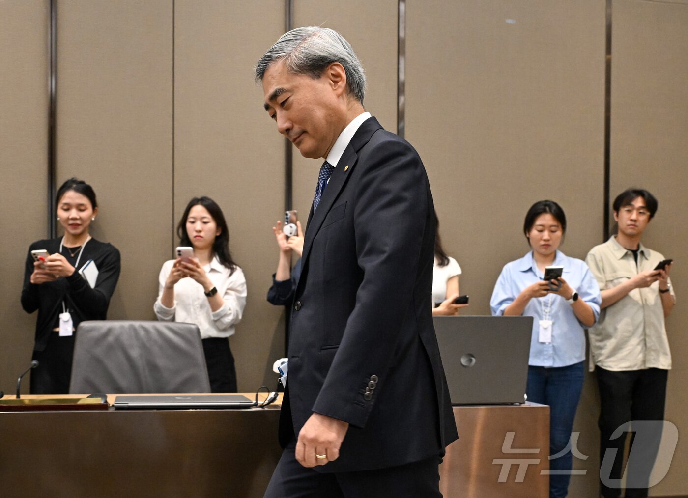 본문 이미지 - 신현송 한국은행 총재가 28일 서울 중구 한국은행 본관에서 열린 취임 후 첫 금융통화위원회 본회의에 들어서고 있다. 2026.5.28 ⓒ 뉴스1 사진공동취재단