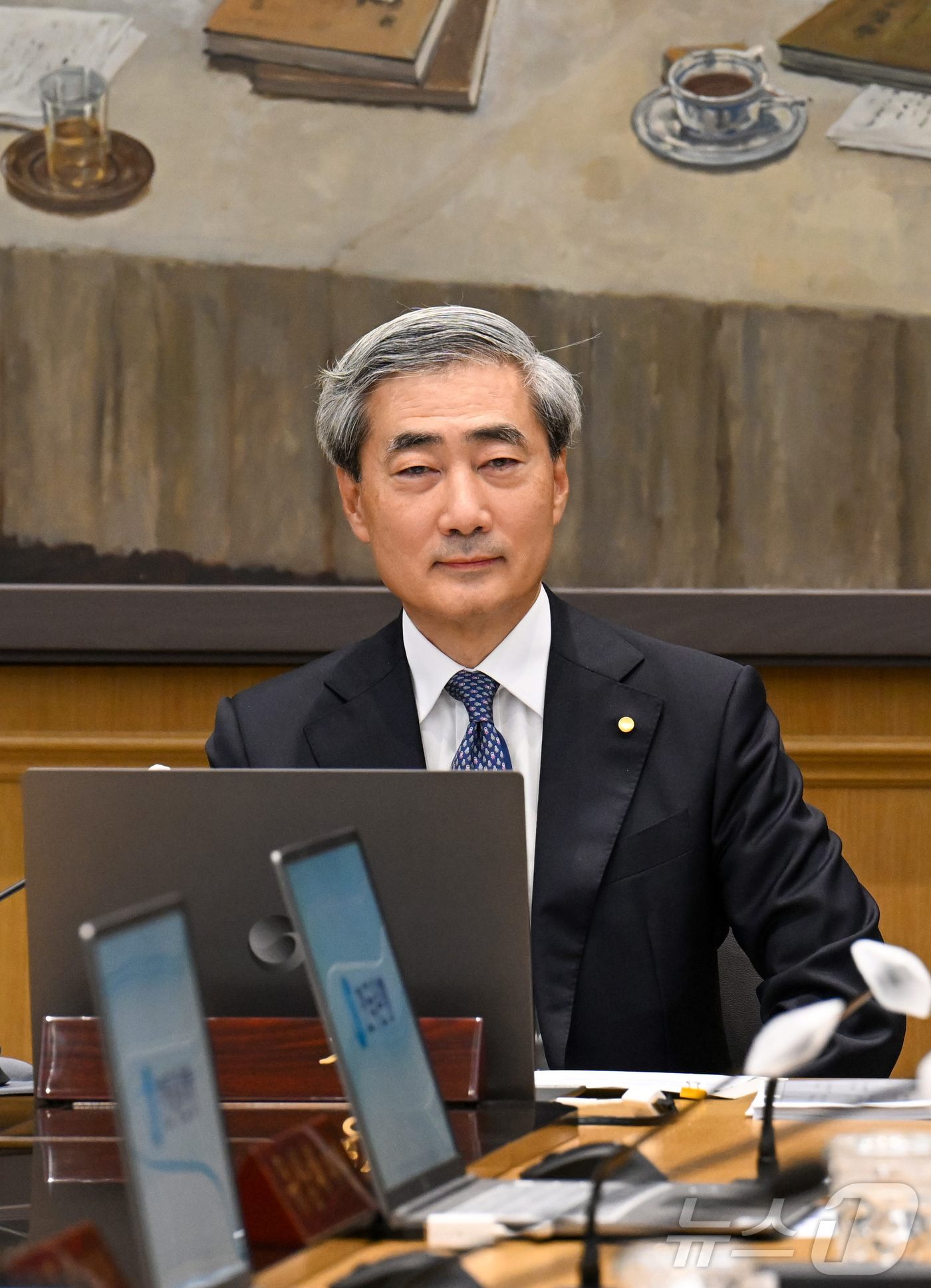 (서울=뉴스1) 사진공동취재단 = 신현송 한국은행 총재가 28일 서울 중구 한국은행 본관에서 열린 취임 후 첫 금융통화위원회 본회의를 주재하고 있다. 2026.5.28/뉴스1