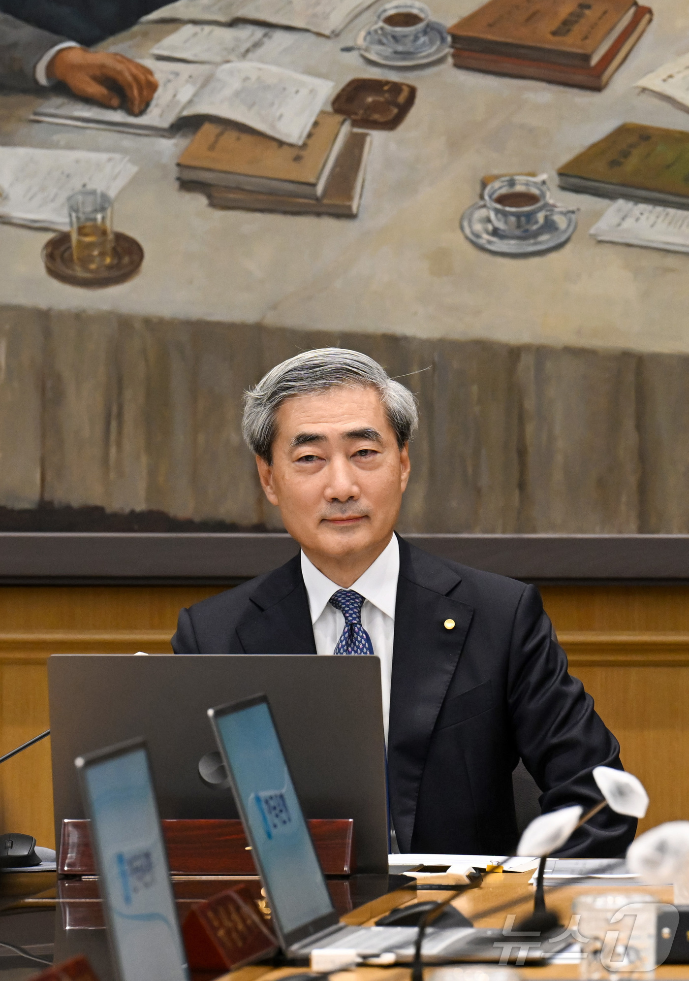 (서울=뉴스1) 사진공동취재단 = 신현송 한국은행 총재가 28일 서울 중구 한국은행 본관에서 열린 취임 후 첫 금융통화위원회 본회의를 주재하고 있다. 2026.5.28/뉴스1