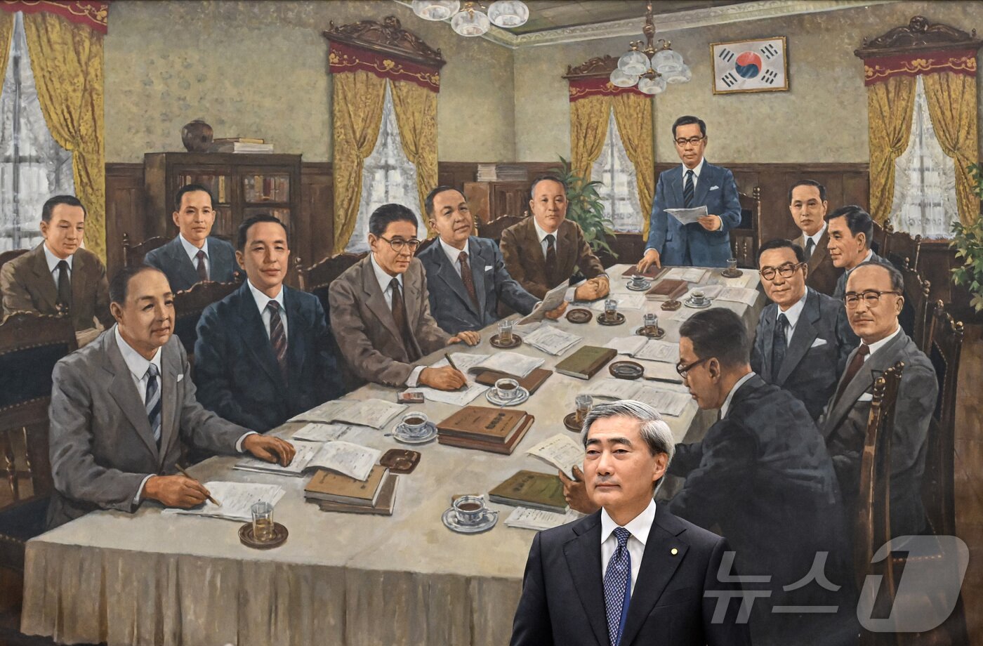 본문 이미지 - 신현송 한국은행 총재가 28일 서울 중구 한국은행 본관에서 열린 취임 후 첫 금융통화위원회 본회의에 참석하고 있다. 2026.5.28 ⓒ 뉴스1 사진공동취재단
