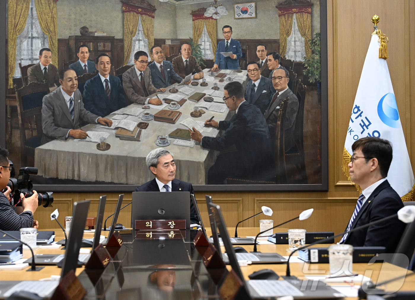 (서울=뉴스1) 사진공동취재단 = 신현송 한국은행 총재가 28일 서울 중구 한국은행 본관에서 열린 취임 후 첫 금융통화위원회 본회의를 주재하고 있다.  2026.5.28/뉴스1