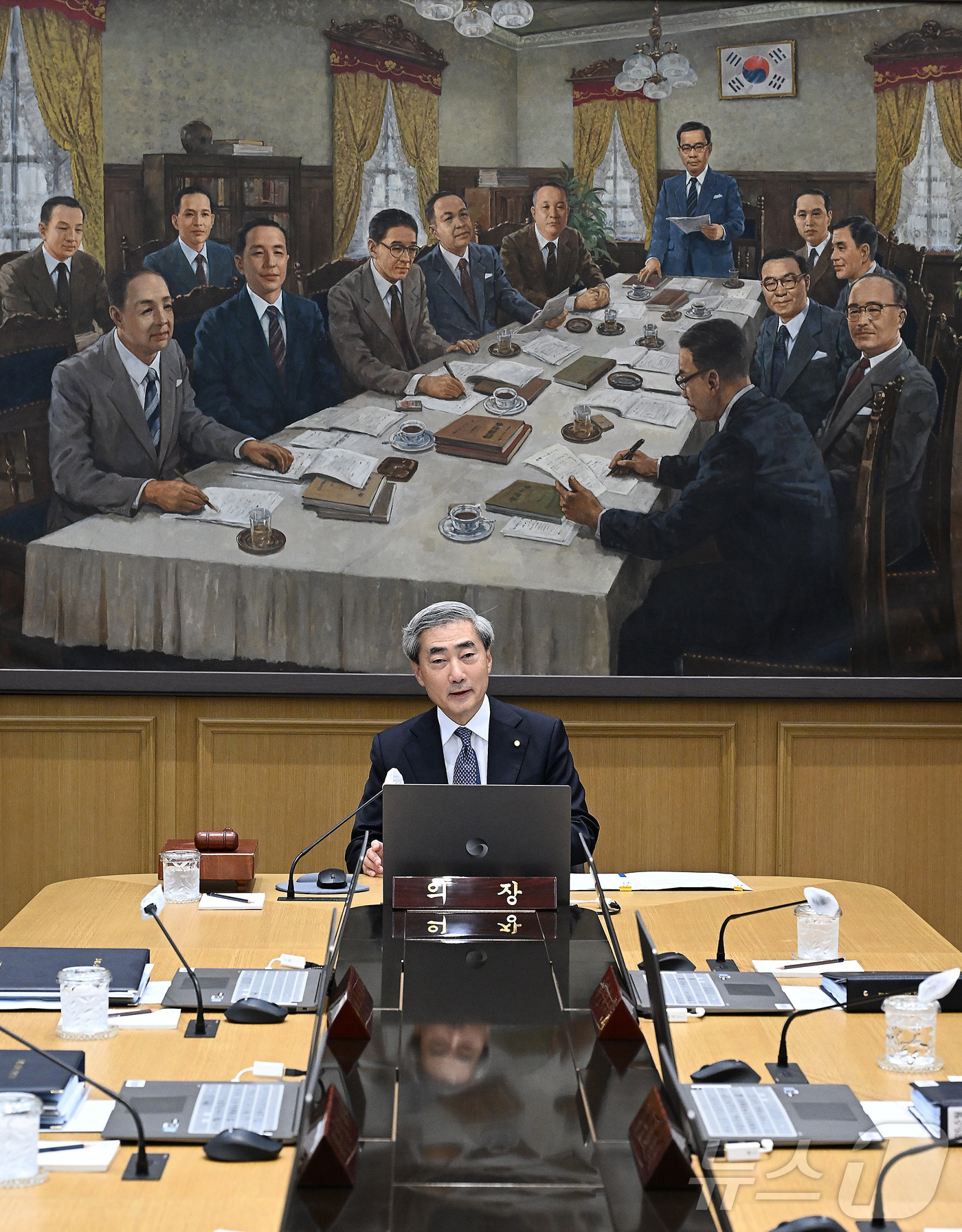 (서울=뉴스1) 사진공동취재단 = 신현송 한국은행 총재가 28일 서울 중구 한국은행 본관에서 열린 취임 후 첫 금융통화위원회 본회의를 주재하고 있다.  2026.5.28/뉴스1